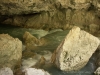 Vom Fluss ausgespülte Höhle