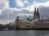 Steinerne Brücke und die schneebedeckte Altstadt