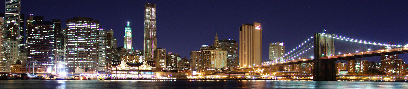 Skyline von Manhattan bei Nacht vom Brooklyn Bridge Park